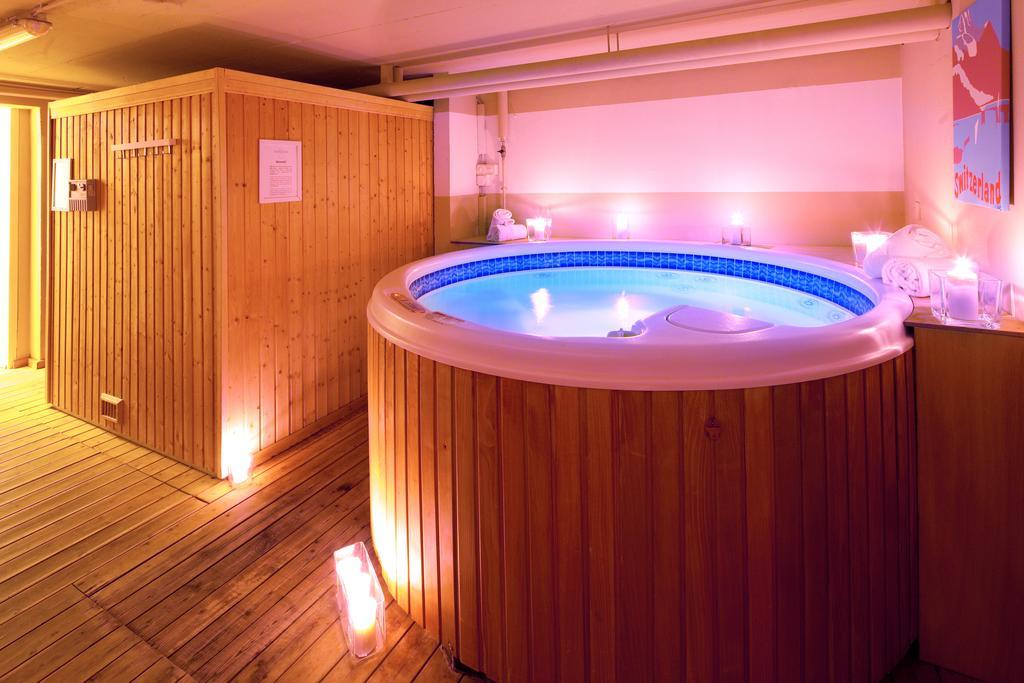 Saanewald Lodge Saanenmöser エクステリア 写真